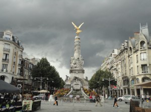 Praça no centro de Remis, França.