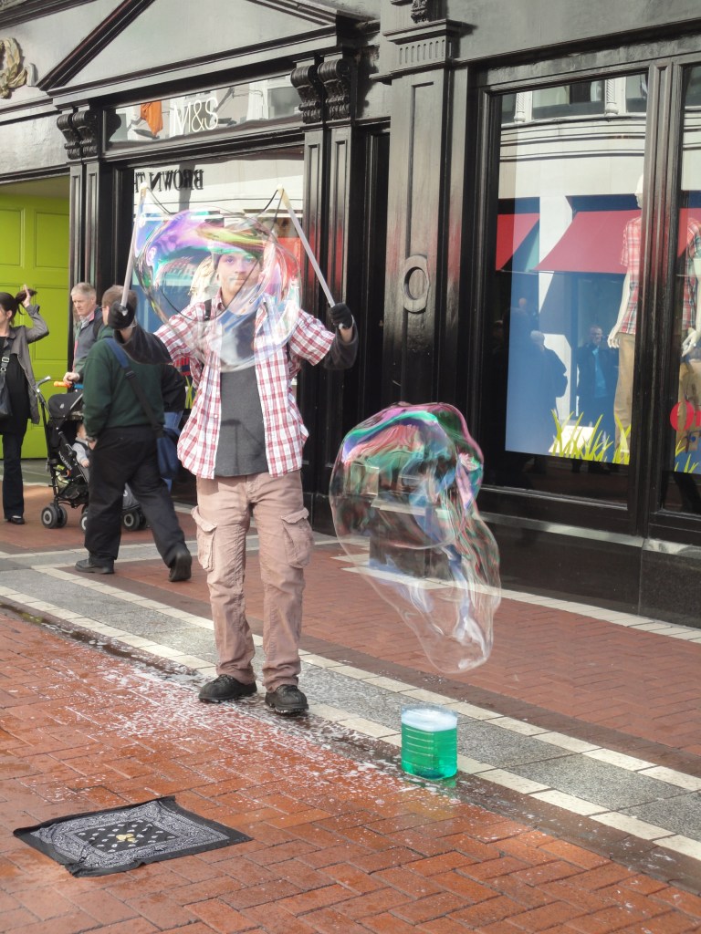 Um dos entretenimentos feito pelos simpáticos Irlandeses nas ruas de Dublin